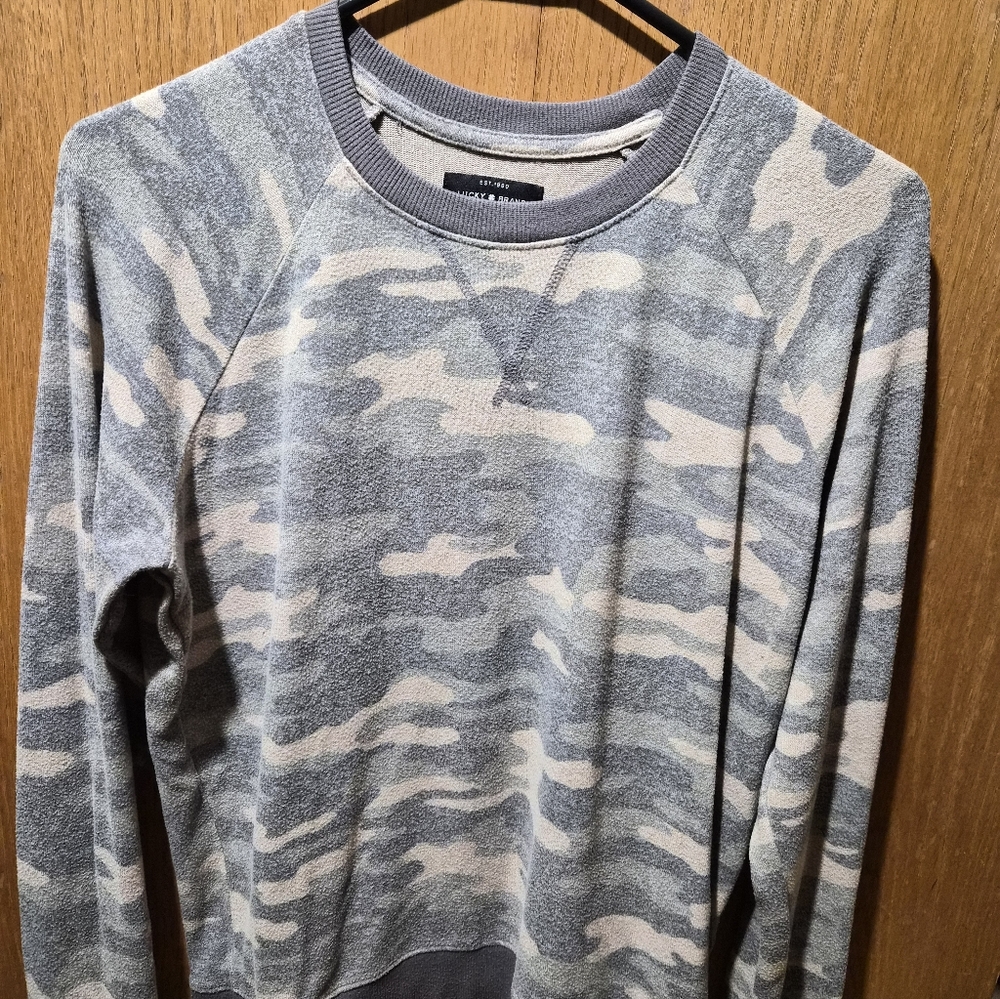 Lucky Brand Ladies Grey Camo Long Sleeve Pull Over Top, Size M.   S O F T & Cozy